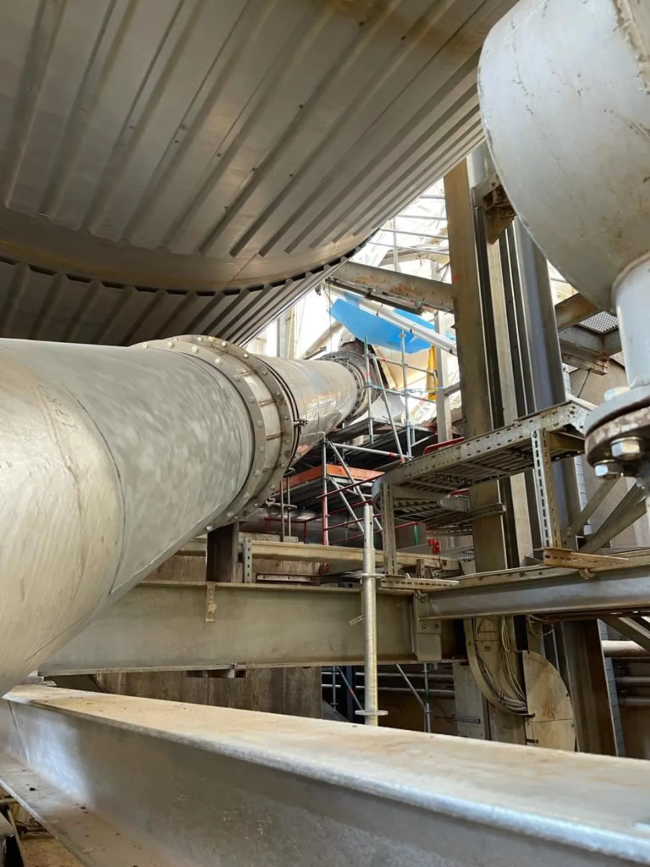 Rohrleitung und Gerüst in einer Industrieanlage