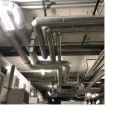 Installierte Rohrleitungen in einer Industrieanlage