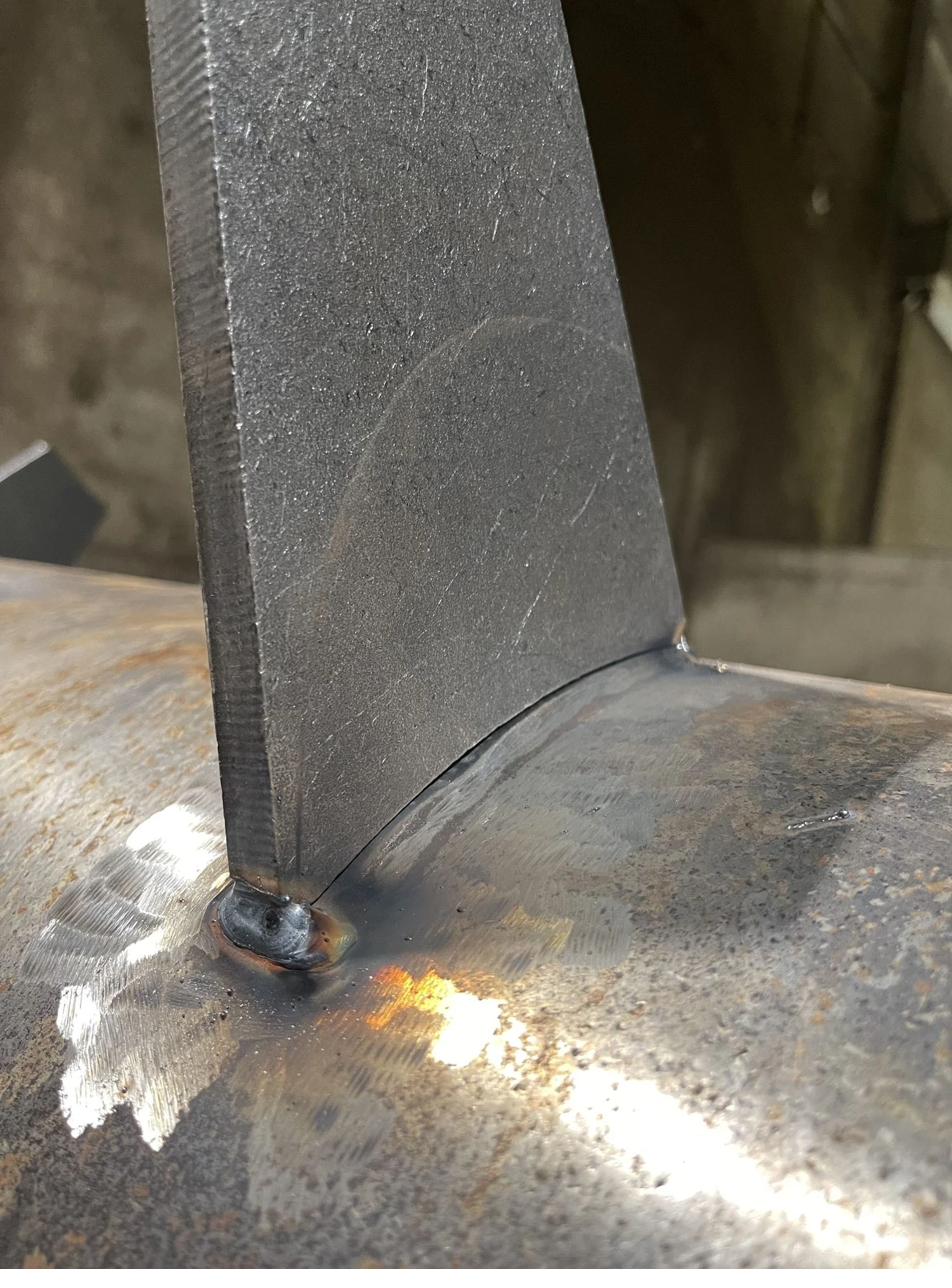 Detail eines Stahlbauteils mit Schweißarbeiten